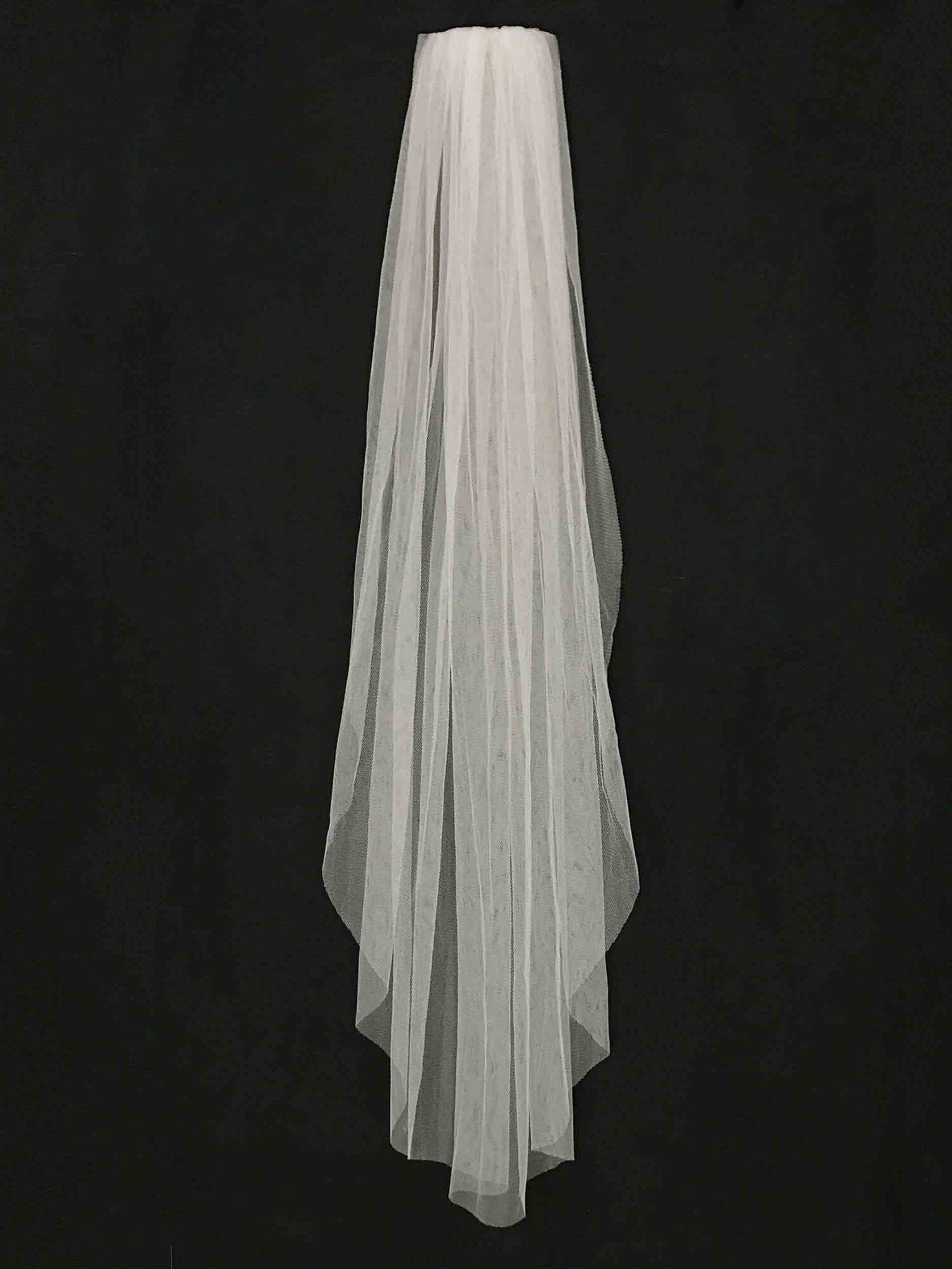 A fingertip veil with a lace pattern made of tulle and fastened with a metal comb.